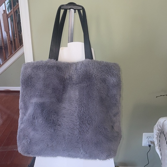 STEVE MADDEN GRAY COLOR AND BLACK & GREY LINING. - Picture 2 of 8